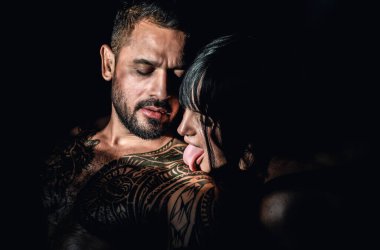 Romantik seksi çift öpücüğü. Birbirlerine aşık çiftler öpücüğü. Tutku, flört ve aşk. Genç, güzel, seksi aşıklar öpüşüyor. Duygusal bir ilişki. Seksi, zarif bir çift, tutkulu bir öpücük.