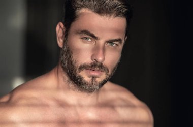 Kozmetik, vücut bakımı ve spa tedavisi. Beyaz arka planda izole edilmiş erkeksi, çekici, üstsüz bir adam portresi. Çekici adamın yakın plan portresi. Sağlık, sağlık ve hijyen.