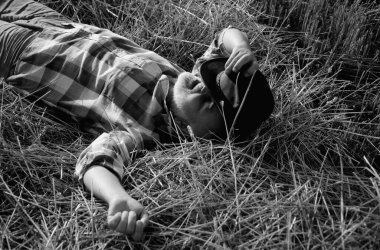 Samanlıkta yaşlı bir çiftçi. Sunbae, yaz günü samanlıkta dinleniyor. Büyükbabam kırsalda samanlıkta yatıyor. Mısır gevreği tarlasında dinlenen olgun bir adam.