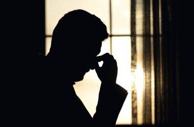 Yorgun, baş ağrısı ve göz yorgunluğu. Stres, yorgunluk ve göz yorgunluğu olan bir iş adamı. Yaşlı, orta yaşlı, yorgun gözlerini ovuşturan bir adam. Görme sorunu, görme bozukluğu, göz yorgunluğu, yorgunluk acısı.