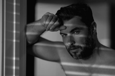 Erkek kozmetik, stüdyo arka planında cilt bakımı. Hijyen ve yüz. Olgun erkekler kozmetik ve sağlık. Güzellik ve cilt bakımı. Sağlık, sağlık ve sabah temizliği.