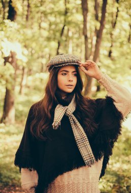 Sonbahar yürüyüşte mutlu kız. Ücretsiz Sonbahar zaman. Güzel genç mutlu kız parkta bir parlak kırmızı-sarı yaprak ile