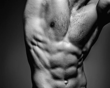 Erkek göğsü. Göğüs kasları. Kaslı erkek gövdesi ve karın kasları. Atletik Adam kaslı vücut ve altılı paket gösteriyor. Kas modeli. Şehvetli ve seksi. Üstsüz erkek model.