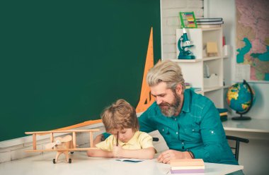 Özel çocuklar özel ders veriyor. İlkokul. Çocuk eğitim ve evde eğitim. Eğitim geçmişi. Okula dönelim. Bireysel eğitim