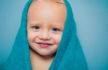 Beyaz bir havlunun altında gülümseyen küçük bebek. Banyo duş altında evde bebek boy gülümseyerek. Mutlu banyo zamanı