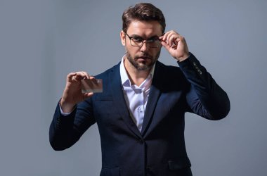 Kredi kartı ekstrelerini gözden geçirecek bir adam. İnternetten kredi kartı alımları. Kredi kartı geçmişi olan, ödeme yapan bir adam. Banka kartı teklifleri. Para ve bütçe. Kişisel finans