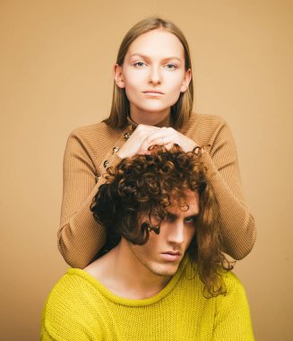 Kendine güvenen genç bir kadın ve şık saç stili olan tatminsiz bir adam. Çekici bir çift. Genç bir çiftin hayatının başlangıcı. İlk ortak aile kararı.