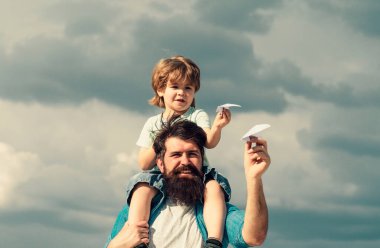 Baba ve oğul. Baba oğluna parka geri dönüyor. Baba ve oğul parkta. Özgürlük Dream - Joyful Boy Kağıt Uçak ile oynamak