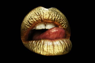 Ağız Simgesi. Seksi kız altın dudaklar, altın ağız. Parlak altın cilt makyajı. Parlak metalik parlak altın ruj makyajı