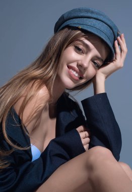 Moda şapkalı güzel, şehvetli genç kadın, stüdyo portresini kapat. Güzel manken, seksi kız yüzü. Moda ve güzellik