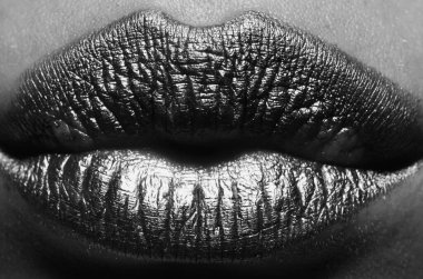 Gold lips, golden lipgloss on sexy lips, metallic mouth. Beauty woman mouth. Sexy girl golden lips, gold mouth. Glowing gold skin and gild lips. Metallic shine golden lip gloss