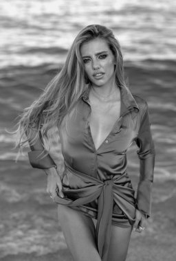 Yaz modası. Şehvetli görünümlü bir kadının portresi, tropikal denizde seyahat ediyor. Plajda güzel bir deniz manzarası olan yaz kıyafetleri giyen genç bir kadın.