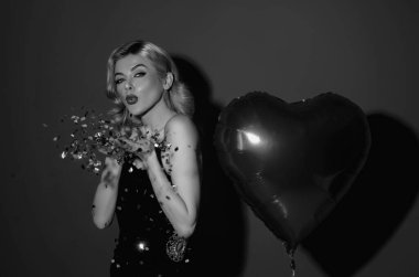 Sevgililer Günü. Güzel sevgililer günü kadını. Kırmızı sevgililer günü balonlu sevgililer günü modelinin stüdyo resmi. Sevgililer Günü kadını, Sevgililer Günü hediyesi. Sevgililer Günü. Seksi bir kadınla Sevgililer Günü kartı.