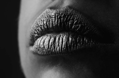 Altın dudaklı kadın yüzünü kapat. Ağzında altın boya var. Altın dudaklar. Lüks altın dudaklar makyaj. Yaratıcı metalik rujlu altın dudaklar. Altın metal dudak. Şehvetli kadın ağzı, sıkı tutun, makro