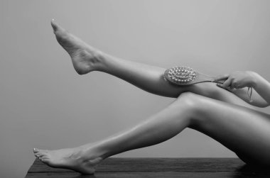 Bacaklar dikkat eder. Bacak masajı. Bacaklarda selülit. Mükemmel kadın bacaklarına yakın çekim. Kadın nemlendirici sürüyor. Doğal Manikürlü El Dokunaklı Uzun Bacak