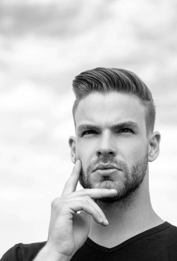 Problemin çözümü. Düşünen adam. Adam sorundan kurtulur. Çok düşünüyorum.