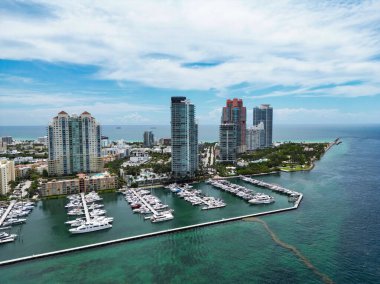 Miami Beach, Florida, Amerika Birleşik Devletleri 'nin hava manzarası. Güneşli bir günde Miami 'nin insansız hava aracı çekimi. Miami Plajı, harika binalar manzarası. Miami Sahili Panorama Manzarası, Güney Sahili, ABD