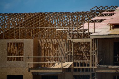 Çerçeve ve çatı. Mavi gökyüzüne karşı bir evin ahşap çerçevesi. Kulübenin çerçevesi. Evin inşaatının başlangıcı. İnşaat alanı. Ev Ahşabı Çerçevesi