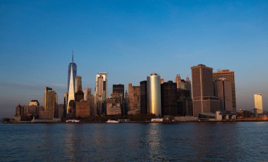 New York, New York. Kentsel Gökdelenler ABD ile New York City Skyline. New York City silueti, ABD 'de Manhattan şehri manzarası. Manhattan 'da panoramik manzara