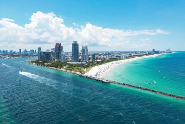 Miami Beach, South Beach, Florida, ABD. Miami sahili. Miami Plajı ve şehir manzarasının havadan görüntüsü. Miami Sahili 'nin sahil şeridi İHA' dan vuruldu.