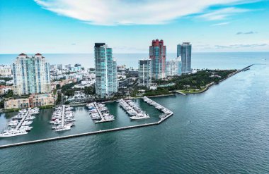 Florida, ABD 'den Miami Beach sahnesi. Miami sahili. Miami Plajı ve şehir manzarasının havadan görüntüsü. Miami sahili kıyı şeridi, hava manzaralı.