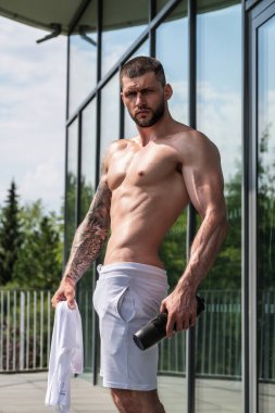 Spor salonunda egzersiz yapan güçlü bir genç adam. Spor kulübünde spor erkek antrenmanı. Genç adamın fitness antrenmanı var. Erkek sporcu egzersiz, spor ve antrenman yapar. İnsanlar spor ve sağlıklı yaşam tarzları