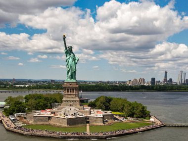 New York şehir manzarasının üzerindeki Özgürlük Anıtı 'nı. Özgürlük heykeliyle New York şehri silueti. Özgürlük Heykeli ve Manhattan