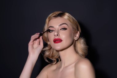 Mükemmel kirpikleri olan güzel bir kadın. Kadınların kirpikleri çok yakın. Kirpik fırçası olan güzel bir kız. Kırbaç düzeltmesi. Uzun kirpikleri ve kalın kaşları vardı.