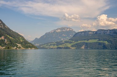 Alp dağları ve İsviçre 'deki gibi. İsviçre 'deki Alp Dağları Gölü. İsviçre Alplerinde bir göl. İsviçre 'nin doğası gereği panoramik. İsviçre göllerinin doğası. İsviçre manzarası