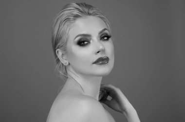 Tecrit edilmiş stüdyo arka planında mükemmel güzel bir genç kadın modası. Stüdyoda kadın modelin portresi. Sağlıklı ciltli güzel kadın yüzü. Doğal makyaj.