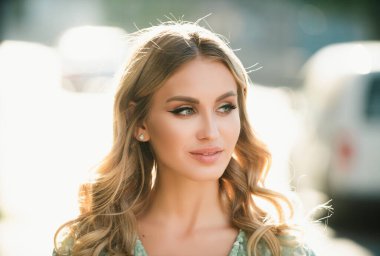 Kadın modası. Dışarıda güzel bir kadın yüzü var. Sokakta yürüyen güzel seksi kız.