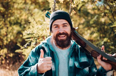 Hunter avı av tüfeği silahla. Açık ve kapalı av sezonu. Sakal ve balmumu. Berber vintage. Berber ve Kuaför Salonu hakkında fikirler