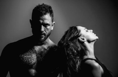 Hassas bir tutkuyla şehvetli bir çift. Güzel, şehvetli kadın ve seksi erkek. Şehvetli çift tutkuyla kucaklaşıyor. Genç çiftin stüdyo portresi. Güzel, şehvetli kadın ve seksi erkek.