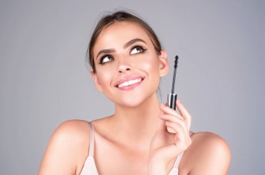 Mükemmel kirpikleri var. Doğal güzellik kirpikleri. Kirpikleri boyama ve kaplama. Kirpiklerini tarayan bir kadın. Makyaj ve kozmetik konsepti. Kirpik şekilli modelleme