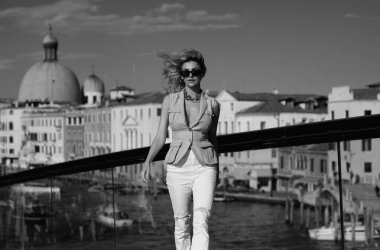 İtalya, Venedik 'te yürüyen çekici genç bir kadın. İtalyan yaz tatili. Venedik caddesindeki moda kadını. Venedik 'te yaz tatiline çıkan gezgin kadın.