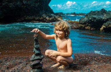 Deniz sahilinde Zen taşları, meditasyon, spa ve uyum. Sakin denge kavramı.