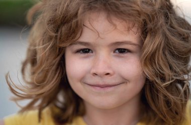 Çocuklar yakın çekim, mutlu yüzler görür. Komik çocuk suratı yakın çekim. Çocuk portresi. Sarışın çocuğun yakın gözleri. Komik çocukların yüzü çok yakın. Sevimli bir çocuğun portresi. Çocukların açık havada portresi. Çocuklar gülümsüyor, şirin