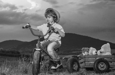 Özgürlük ve mutluluk çocuk konsepti. Bisikletli çocuk Keyif. Dağ bisikleti turu. Hayalci çocuk suratı. Hayalperest çocuk portresi yakın plan. Hayaller ve hayal gücü