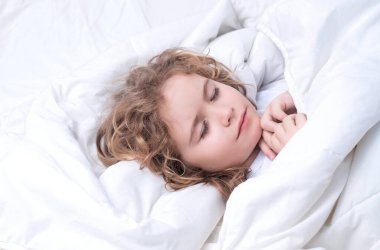 Çocuk bezi. Küçük çocuk yatakta uyuyor, uyuyor. Tatlı çocuk uyuyor.