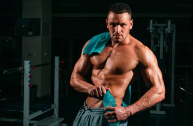 Susuz kalma konsepti. Halterci beden eğitimi için hazırlanıyor. Kaslı atletik vücut. Spor sağlığı. Uygun beslenme
