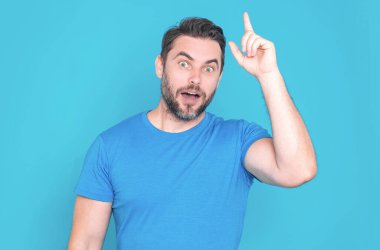 Stüdyo geçmişi hakkında fikir sahibi olan bir adam. İnsan portresinin birçok fikri vardır. İşaret parmağı olan bir adamın tanıtım teklifi sunacak bir fikri var. Karar verme süreci. İyi fikir.