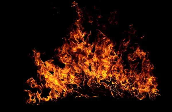 Yangın alevleri siyah arka planda izole edildi. Ateş yakma alevi izole, yanan sanat tasarımı kavramı ve metin için boşluk