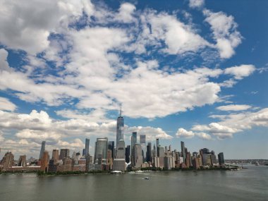 NYC, New York şehrinin siluetinin drone görüntüsü