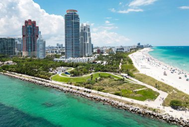 Miami 'de yaz. Miami sahil şeridi. Miami Beach Florida 'daki lüks dairelerin panoramik manzarası. Surfside Miami Plajının Hava Görüntüsü