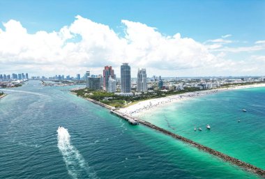 Miami 'nin silueti. Miami sahili hava manzaralı. Güney Sahili, Miami Sahili. Miami Beach, Florida 'daki South Pointe Parkı' nda hava manzarası. Florida 'da Amerikan turizmi