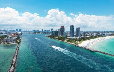 Miami Sahili 'nin silueti tepeden. Miami 'de yaz. Miami Beach Florida 'daki lüks dairelerin panoramik manzarası. Surfside Miami Plajının Hava Görüntüsü