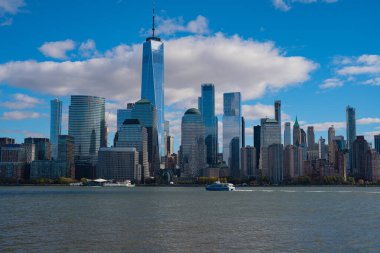 New York, Birleşik Devletler. Manhattan 'ın ortasındaki New York şehrinin ufuk çizgisi. ABD, New York, New York, Manhattan. Amerikan büyük şehri. Aşağı Manhattan silueti. New Jersey 'den New York. Manhattan şehir merkezi.