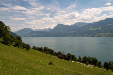 Alp köyünün manzaralı yaz manzarası. İsviçre. Stansstad 'da göllü Alp manzarası. Lucerne Gölü. Daha iyi görebilmek için. İsviçre, yeşil Alpler ve Lucerne Gölü üzerine panoramik manzara