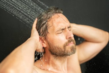 Saç yıkayan adam, portreyi kapat. Banyo yapan adam banyoda saç yıkıyor. Erkek model duşta saç yıkıyor. Duş alan seksi adam. Adam duş alıyor. Erkek şampuanı ve saç yıkama konsepti