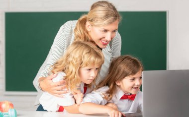 Laptop bilgisayarında öğretmenlik öğrenimi gören bir öğrenci, sınıfta online eğitim e-öğrenimi görüyor.